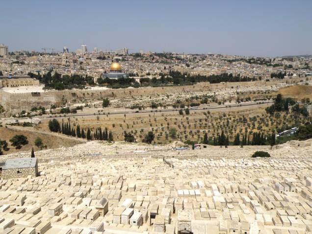 Vista geral da Cidade Velha de Jerusalém, a partir do Monte das Oliveiras. Em destaque, o Domo da Rocha, erguido sobre as ruínas do Segundo Templo de Herodes. Em primeiro plano, o extenso cemitério judeu Vista geral da Cidade Velha de Jerusalém, a partir do Monte das Oliveiras. Em destaque, o Domo da Rocha, erguido sobre as ruínas do Segundo Templo de Herodes. Em primeiro plano, o extenso cemitério judeu