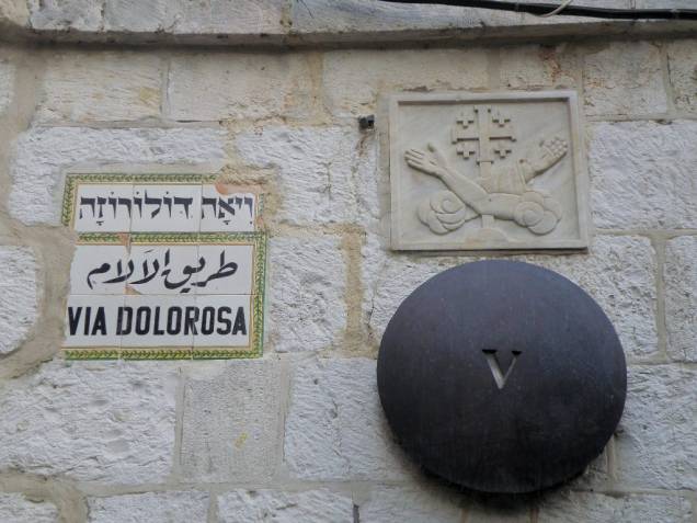 A Via Dolorosa repete os últimos passos de Jesus e a cruz na Cidade Velha de Jerusalém A Via Dolorosa repete os últimos passos de Jesus e a cruz na Cidade Velha de Jerusalém