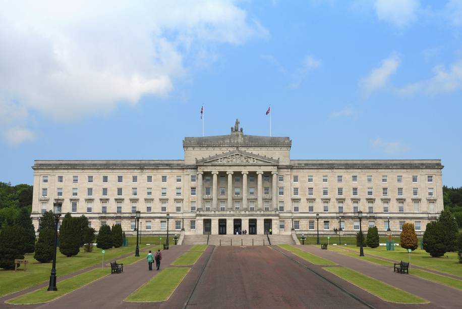 O Palácio do Parlamento, lar da Assembleia da <a href="https://viajeaqui.abril.com.br/paises/irlanda-do-norte" rel="Irlanda do Norte">Irlanda do Norte</a>, é rodeado por um imenso jardim. As visitas guiadas duram entre 30 e 45 minutos O Palácio do Parlamento, lar da Assembleia da <a href="https://viajeaqui.abril.com.br/paises/irlanda-do-norte" rel="Irlanda do Norte">Irlanda do Norte</a>, é rodeado por um imenso jardim. As visitas guiadas duram entre 30 e 45 minutos