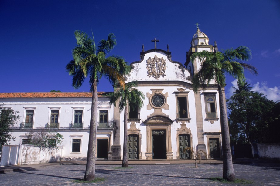 A Igreja e Mosteiro de São Bento é a igreja mais rica de Olinda (PE) e ostenta um belo altar de madeira entalhado em estilo barroco, revestido com 28 kg de ouro
