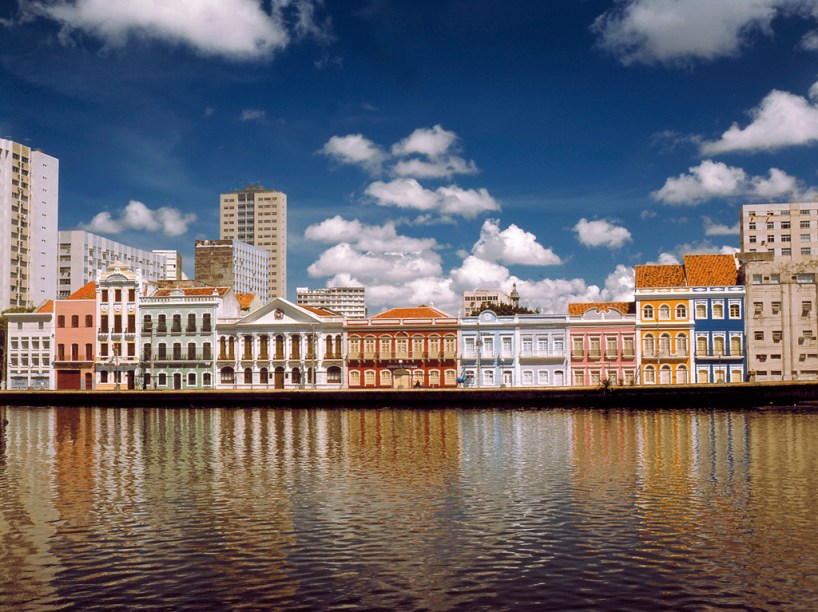 Às margens do Rio Capibaribe, a Rua da Aurora é composta por coloridos sobrados do século 19 em Recife (PE)