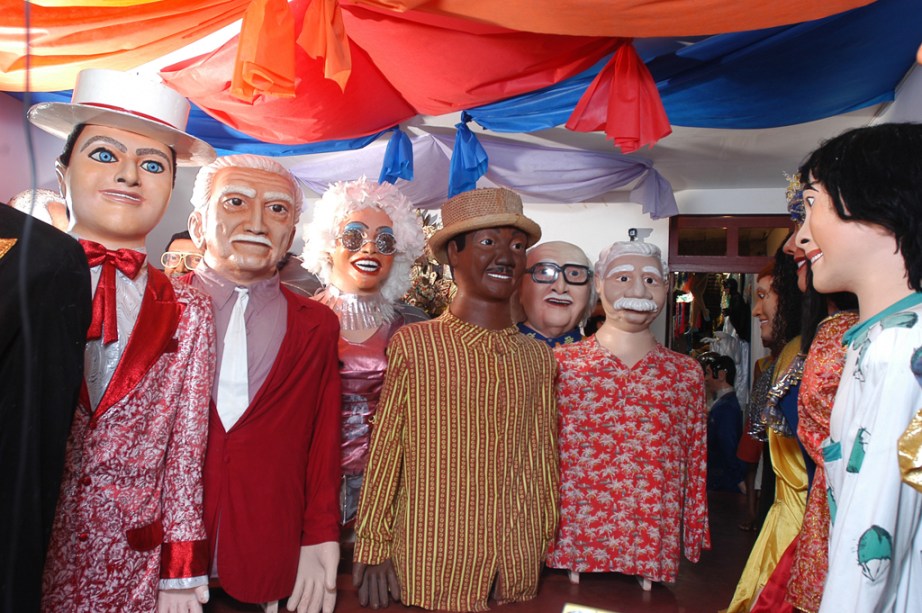 Um dos carnavais mais democráticos e populares do país, os foliões tomam as ruas para festejar em vários ritmos. Os bonecos gigantes são o símbolo do carnaval de Olinda (PE)