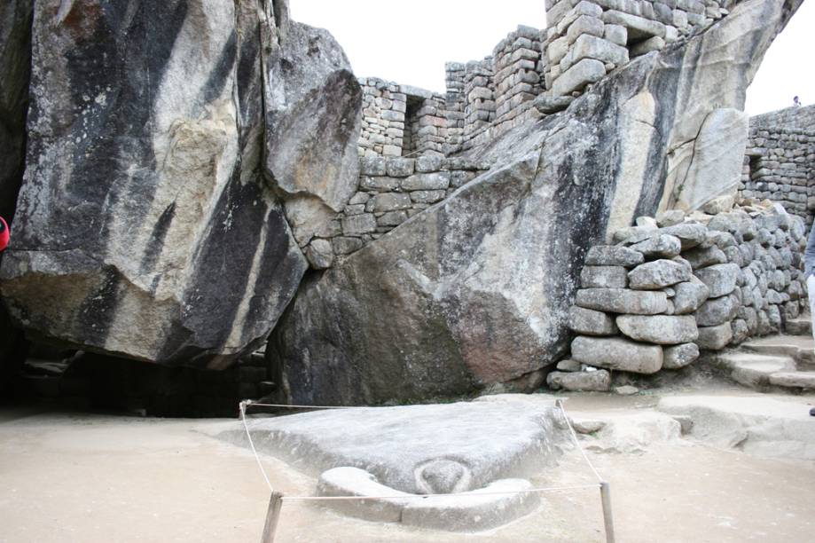 Pedra que representa o condor, ave sagrada na cultura inca, nas ruínas da Cidade Sagrada de Machu Picchu