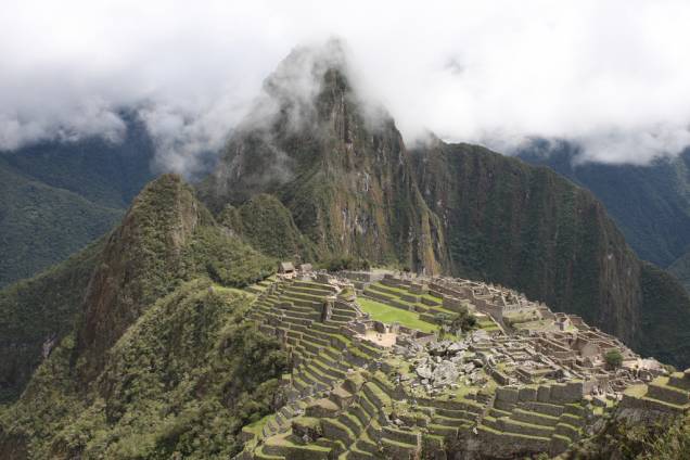 Machu Picchu, com a área denominada Pedreira em primeiro plano, onde são mostradas as técnicas para cortar, esculpir e polir as rochas graníticas usadas na construção da cidade. Machu Picchu, com a área denominada Pedreira em primeiro plano, onde são mostradas as técnicas para cortar, esculpir e polir as rochas graníticas usadas na construção da cidade.