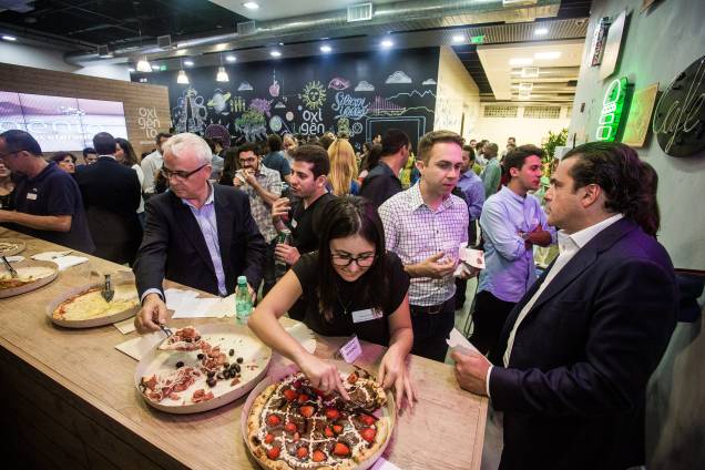 Depois do bate-papo entre as startups e os empresários, os convidados tiveram a oportunidade de degustar pizzas e trocar contatos em um jantar informal na Liga Ventures, que sediou o evento Depois do bate-papo entre as startups e os empresários, os convidados tiveram a oportunidade de degustar pizzas e trocar contatos em um jantar informal na Liga Ventures, que sediou o evento