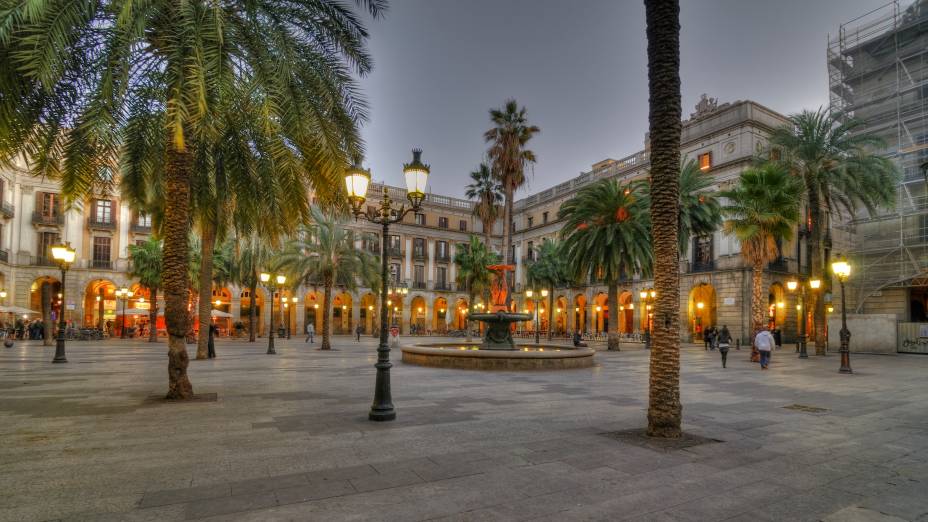 Ainda no Gótico, é na Praça Real que os gringos e catalães se trombam e tomam cerveja juntos. Os bares que rodeiam a praça têm uma preço um pouco acima da média, o que não impede que a galera fique lá em volta da Fuente de Las Tres Gracias tomando cerveja comprada de vendedores ambulantes (sem que a polícia veja, pois beber na rua é proibido em Barcelona). Quem busca balada boa por lá pode ir para a Jamboree (Plaça Reial, 17), também na praça, onde o forte é música black, hip-hop e frequentemente se entra de graça até a 1h da manhã.