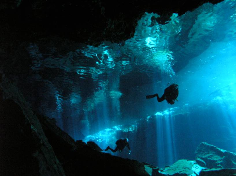 Mergulhadores saindo de uma dass grutas submarinas chamadas de "cenotes" que, na linguagem maya, significa "sagrado"