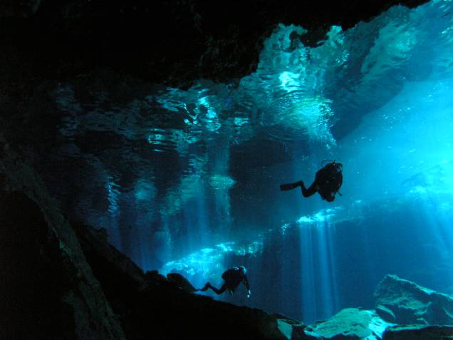 Mergulhadores saindo de uma dass grutas submarinas chamadas de "cenotes" que, na linguagem maya, significa "sagrado" Mergulhadores saindo de uma dass grutas submarinas chamadas de "cenotes" que, na linguagem maya, significa "sagrado"