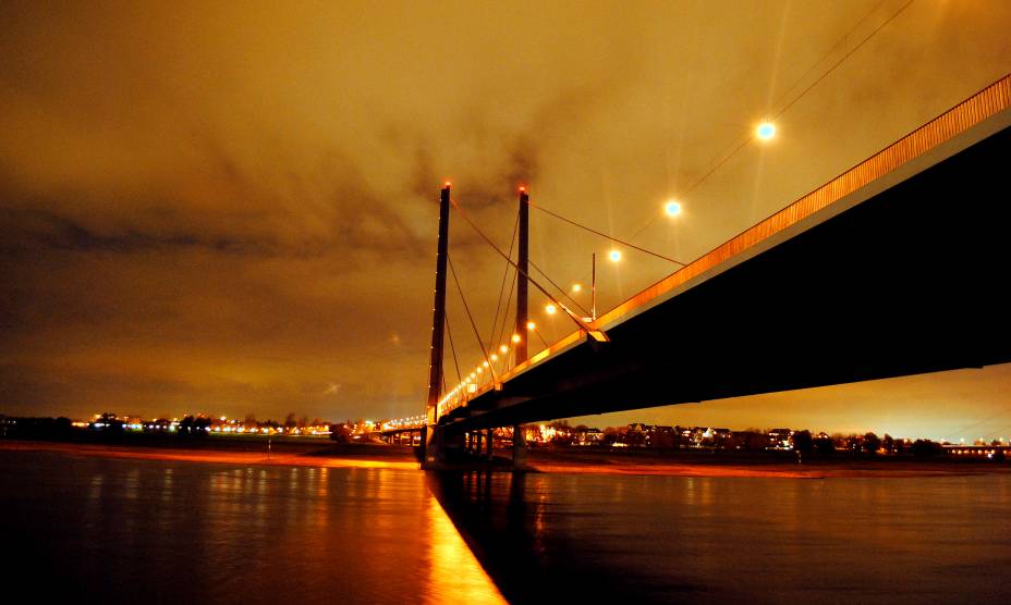 A beleza da ponte Rheinkniebrücke em Düsseldorf, na Alemanha A beleza da ponte Rheinkniebrücke em Düsseldorf, na Alemanha