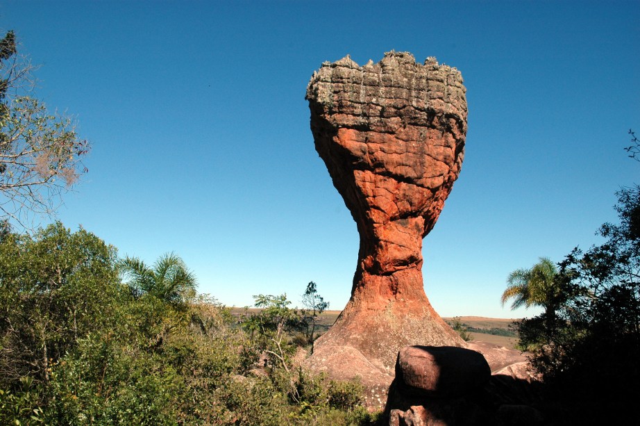 O Parque Estadual de Vila Velha é uma das principais atrações do estado do Paraná. Há dois passeios: pelos arenitos, rochas formadas ao longo de milhares de anos; e pela trilha que leva a três furnas, lagos de lençol freático similares a crateras inundadas