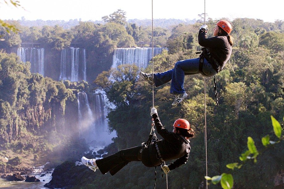 O Parque Nacional do Iguaçu (PR) vai além da beleza cênica das Cataratas. No centro de esportes de aventura é possível praticar rapel, rafting e arvorismo.