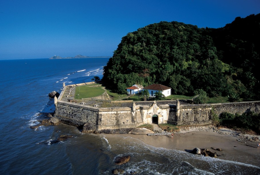 A Fortaleza de Nossa Senhora dos Prazeres foi construída para proteger a Baía de Paranaguá dos ataques Espanhóis. É a principal atração da Praia da Fortaleza, na Ilha do Mel (PR), a maior e mais tranquila da ilha.