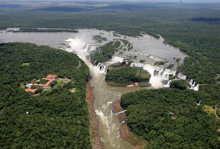 O <strong>passeio de helicóptero</strong> proporciona uma perspectiva diferente, mas ainda assim espetacular, das Cataratas do Iguaçu, no Paraná, e dos dois Parques Nacionais (o brasileiro e o argentino)