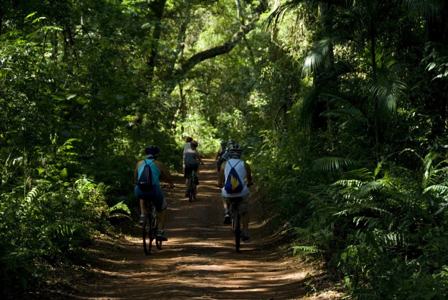 O passeio da Trilha do Poço Preto, no Parque Nacional do Iguaçu (PR), começa com uma pedalada de 9 km. Após um descanso à beira do Rio Iguaçu, é hora de pegar uma lancha para navegar pelo rio e curtir o pôr do sol no final da tarde