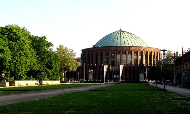 O prédio de Tonhalle da alemã Düsseldorf abriga bons shows de rock e concertos de música clássica O prédio de Tonhalle da alemã Düsseldorf abriga bons shows de rock e concertos de música clássica