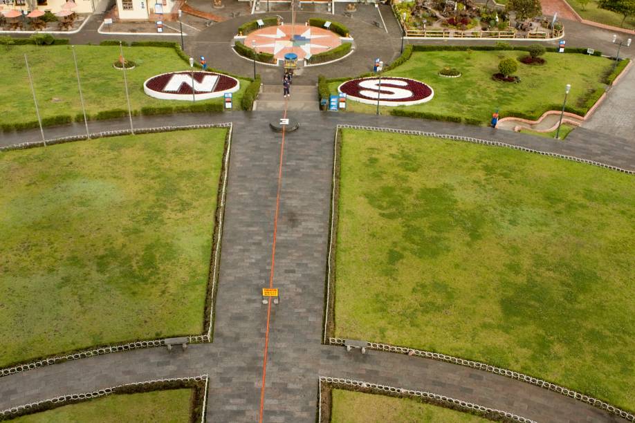 Metade do Mundo: atração turística situada onde a Linha do Equador divide ao meio o globo terrestre. Ali os visitantes tiram a clássica foto com um pé no Hemisfério Norte e outro no Hemisfério Sul