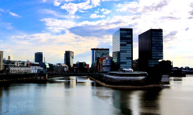 A cidade de Düsseldorf, na Alemanha, à beira do gracioso Rio Reno A cidade de Düsseldorf, na Alemanha, à beira do gracioso Rio Reno