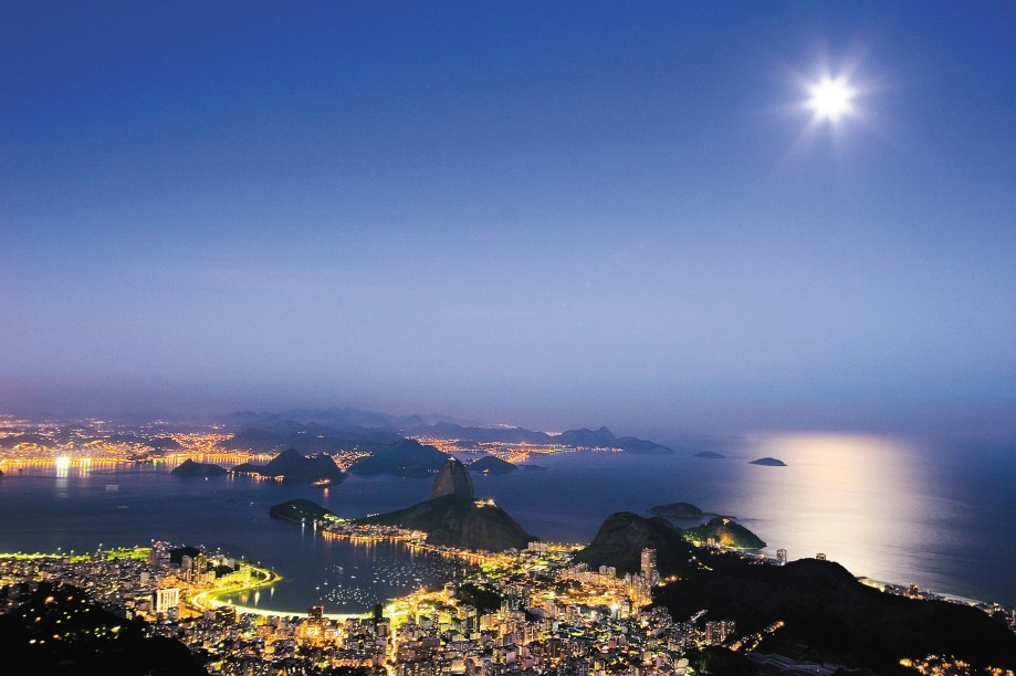 Anoitecer no Rio de Janeiro (RJ) com o Morro do Pão de Açúcar, Baía de Guanabara e Enseada de Botafogo