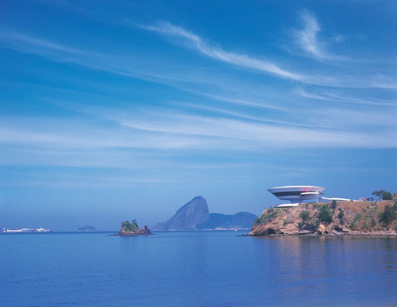 Antiga capital do estado fluminense, Niterói (RJ) surpreende com belas praias de mar aberto, pelo conjunto arquitetônico projetado por Oscar Niemeyer, com destaque para o MAC, e pelos hotéis que abriga