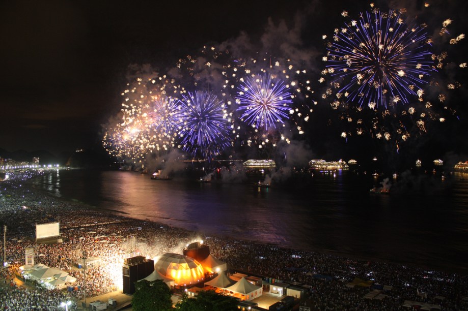  A celebração da virada de ano mais famosa do país, em Copacabana, no Rio (RJ), reúne cerca de 2 milhões de pessoas