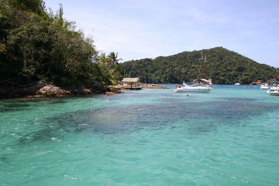  A Lagoa Azul, em Ilha Grande (RJ), é uma enseada de águas calmas e cristalinas. Snorkel e nadadeira são suficientes para aproveitar o lugar, que é repleto de peixes