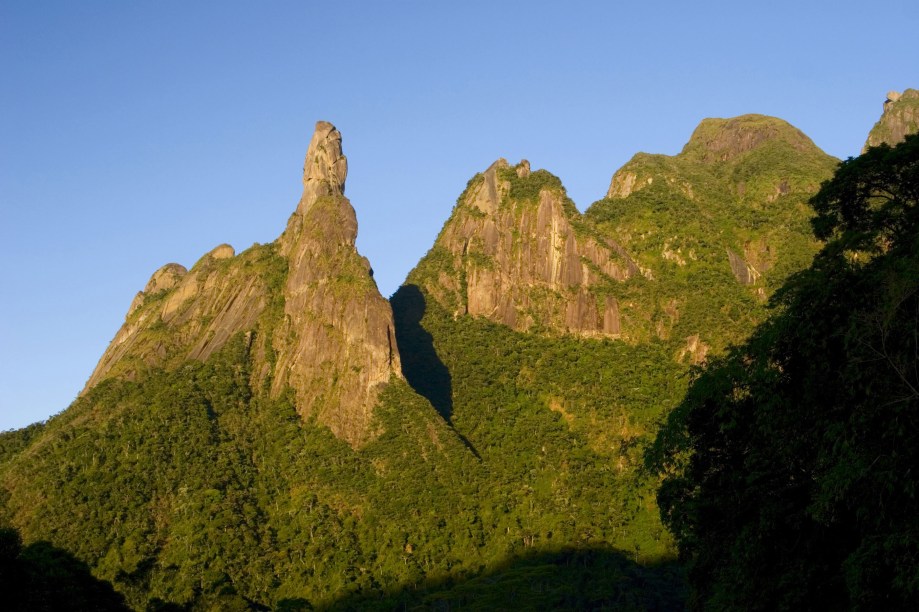 O Parque Nacional da Serra dos Órgãos, em Teresópolis (RJ), é a principal atração para os amantes da natureza. Entre trilhas e piscinas naturais, abriga o Pico Dedo de Deus, ícone da região