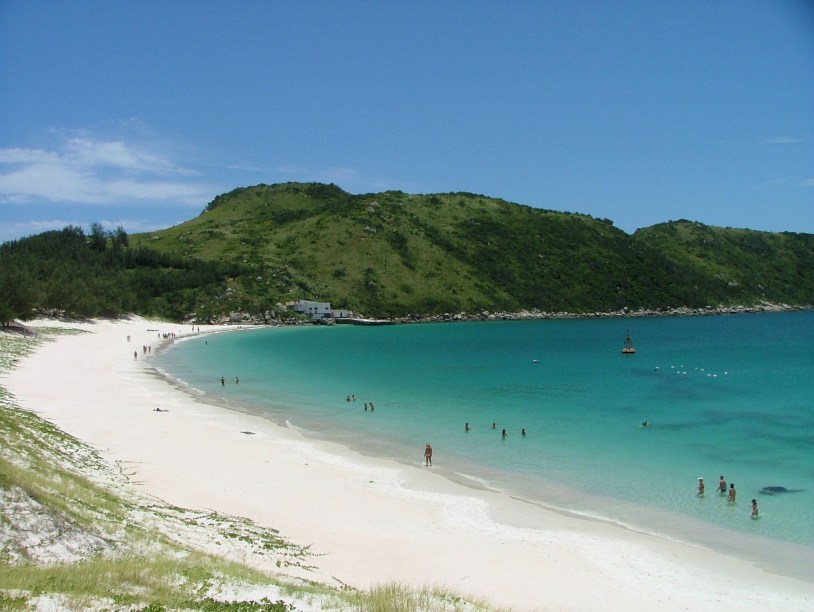  No verão, centenas de visitantes das vizinhas Búzios (RJ) e Cabo Frio (RJ) chegam à Arraial do Cabo (RJ) para aproveitar o melhor que a cidade tem a oferecer: o passeio de barco e o mergulho, em águas que mesclam com perfeição o transparente e o azul-clarinho