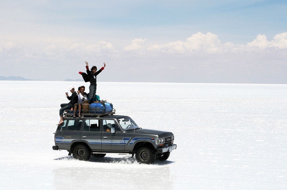 É preciso estar em um carro 4x4 para percorrer o Salar; o indicado é visitar as agências na cidadezinha de Uyuni, na entrada do parque nacional, que oferecem passeios com hospedagem e comida inclusos