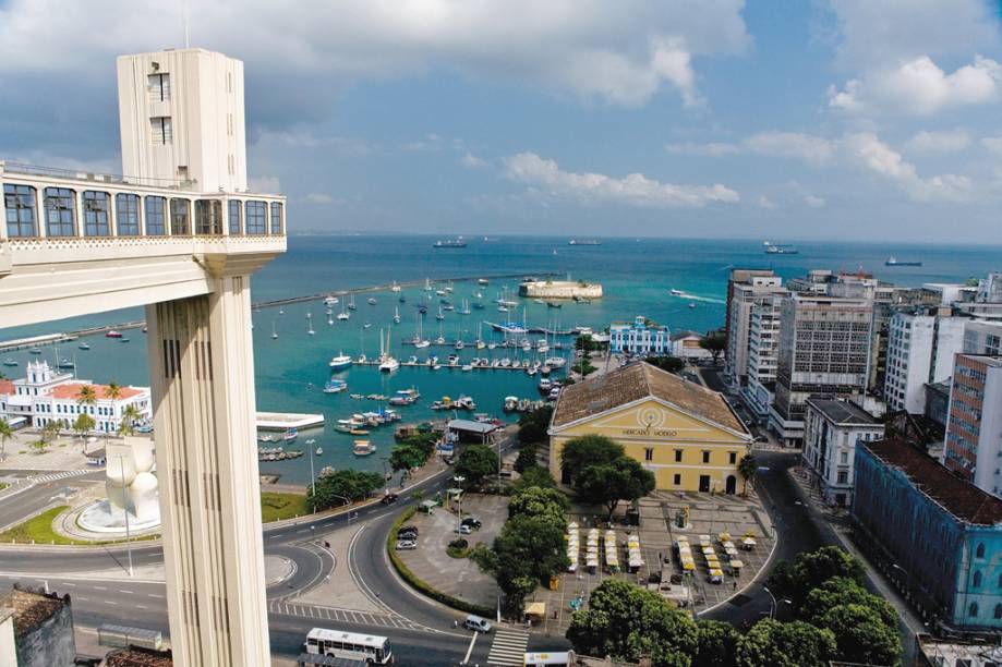 O Elevador Lacerda era o principal meio de ligação entre a Cidade Alta e o Pelourinho. Do alto dos 73m de altura vê-se a Baía de Todos os Santos compondo a visão clássica de Salvador (BA)