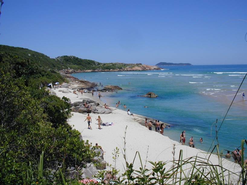 Os surfistas que vinham para a Praia da Guarda do Embaú (SC) no passado casaram, tiveram filhos e, assim, mudaram o perfil da praia – que agora tem um ar mais família. Para chegar à praia é preciso cruzar o Rio da Madre, que corre paralelo a costa até se jogar no mar. Dependendo da época do ano e do horário, o nível de água do rio sobe e a “carona” com os barqueiros é a única opção para os banhistas com cadeiras e guarda-sóis atravessá-lo