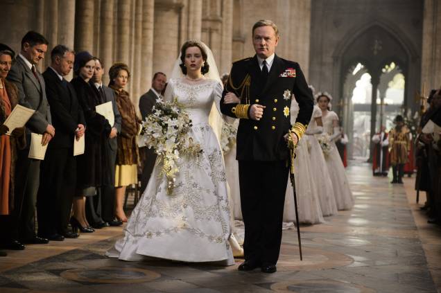 O roteiro é baseado na história da rainha Elizabeth II, então, você "viaja" pelo <a href="https://preprod.viagemeturismo.abril.com.br/paises/reino-unido/" target="_blank">Reino Unido</a> da década de 1950, inclusive por lugares que, felizmente, continuam acessíveis para os viajantes, como o Palácio de Kensington. Há ainda o Palácio de Buckingham, que abre para visitação de agosto até o final de setembro, e o Castelo de Windsor, que fica fora da cidade, mas é um local importante, já que abrigou a rainha durante os bombardeios à Londres, na Segunda Guerra Mundial. A série, que é a mais cara já produzida pela Netflix, está concorrendo nas categorias de Melhor Série Dramática e Melhor Ator Coadjuvante, com John Lithgow, que interpreta Churchill de forma brilhante. O roteiro é baseado na história da rainha Elizabeth II, então, você "viaja" pelo <a href="https://preprod.viagemeturismo.abril.com.br/paises/reino-unido/" target="_blank">Reino Unido</a> da década de 1950, inclusive por lugares que, felizmente, continuam acessíveis para os viajantes, como o Palácio de Kensington. Há ainda o Palácio de Buckingham, que abre para visitação de agosto até o final de setembro, e o Castelo de Windsor, que fica fora da cidade, mas é um local importante, já que abrigou a rainha durante os bombardeios à Londres, na Segunda Guerra Mundial. A série, que é a mais cara já produzida pela Netflix, está concorrendo nas categorias de Melhor Série Dramática e Melhor Ator Coadjuvante, com John Lithgow, que interpreta Churchill de forma brilhante.