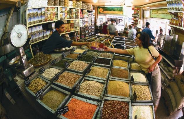 Como toda cidade do Oriente Médio, Amã possui uma série de bons mercados onde se pode encontrar de especiarias a tecidos, de roupas a artigos de prata e ouro Como toda cidade do Oriente Médio, Amã possui uma série de bons mercados onde se pode encontrar de especiarias a tecidos, de roupas a artigos de prata e ouro