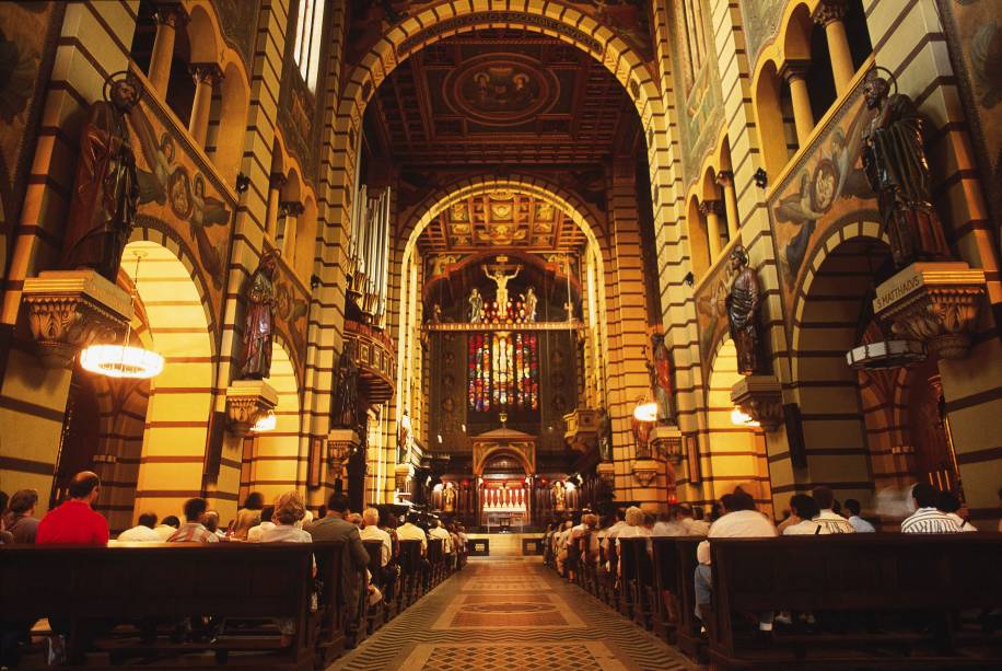 Na Basílica de São Bento é possível acompanhar missas com belas apresentações de canto gregoriano, entre imagens cristãs e pinturas da arte beuronense, que valoriza a cultura pagã. Após a missa vale a pena visitar a padaria do mosteiro, onde são vendidos os apetitosos pães, doces e bolos preparados pelos monges.