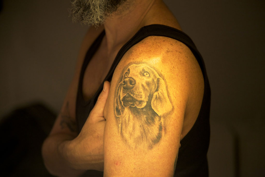 Tatuagem de cachorro na Mostra praCachorro, na Matilha Cultural, São Paulo Tatuagem de cachorro na Mostra praCachorro, na Matilha Cultural, São Paulo