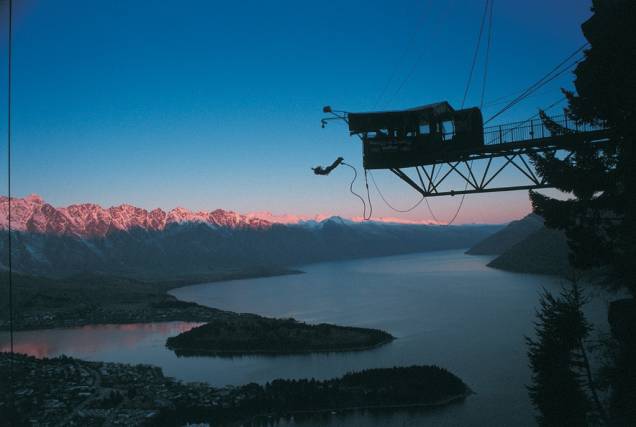 O The Ledge é um dos clássicos bungy jumps de Queenstown, com uma plataforma 400 metros acima do nível da cidade O The Ledge é um dos clássicos bungy jumps de Queenstown, com uma plataforma 400 metros acima do nível da cidade