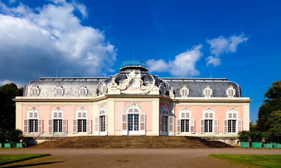 O parque Benrather Schloss tem um château lindo, perfeito para os viajantes de Düsseldorf, na Alemanha O parque Benrather Schloss tem um château lindo, perfeito para os viajantes de Düsseldorf, na Alemanha