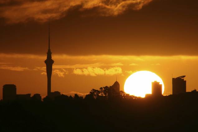 Em Auckland, é possível ver o pôr do sol na esquina do mundo a partir da Sky Tower, torre modernosa com nada menos que 328 metros de altura (é a edificação mais alta da Austrália) Em Auckland, é possível ver o pôr do sol na esquina do mundo a partir da Sky Tower, torre modernosa com nada menos que 328 metros de altura (é a edificação mais alta da Austrália)