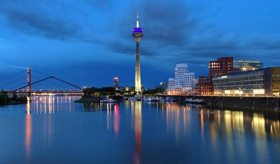 O charme noturno de Düsseldorf, na Alemanha O charme noturno de Düsseldorf, na Alemanha