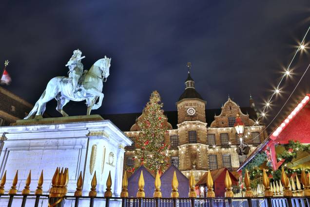 O mercado de Natal na cidade de Düsseldorf é tradicional - assim como em várias outras cidades alemãs O mercado de Natal na cidade de Düsseldorf é tradicional - assim como em várias outras cidades alemãs