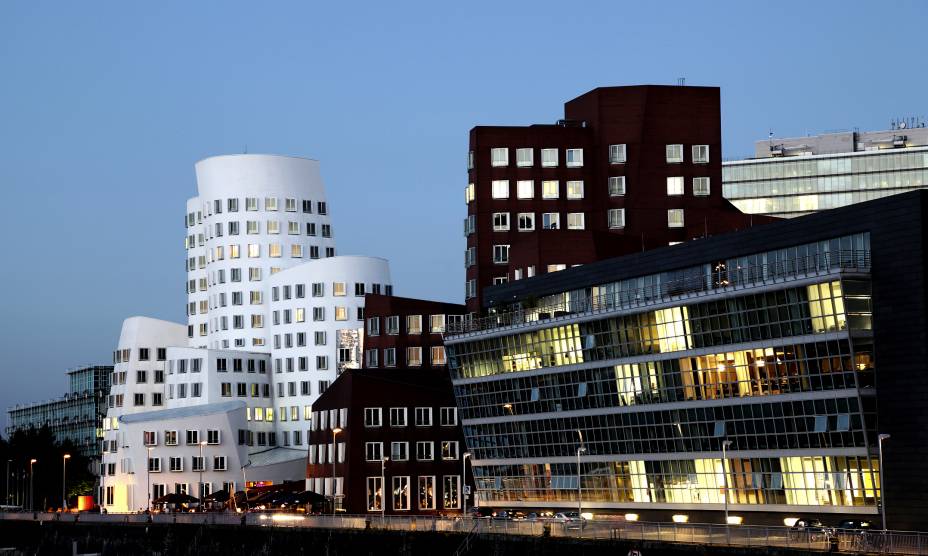O bairro de Medienhaffen, em Düsseldorf, Alemanha, tem prédios do arquiteto Frank Gehry O bairro de Medienhaffen, em Düsseldorf, Alemanha, tem prédios do arquiteto Frank Gehry