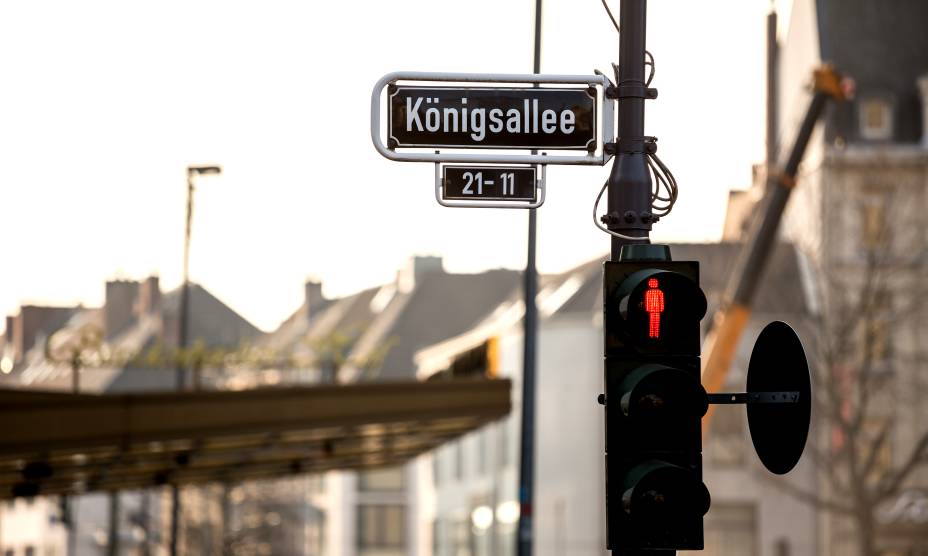 A Königsallee de Düsseldorf, na Alemanha, é ótima pra o turista que quer fazer compras A Königsallee de Düsseldorf, na Alemanha, é ótima pra o turista que quer fazer compras