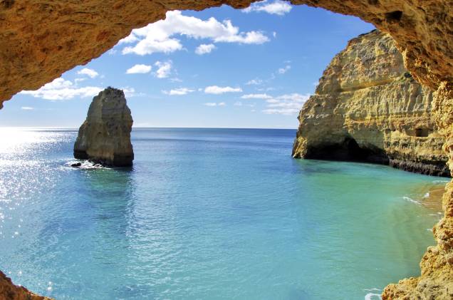 As formações rochosas grandes e peculiares são atração nas praias do Algarve As formações rochosas grandes e peculiares são atração nas praias do Algarve