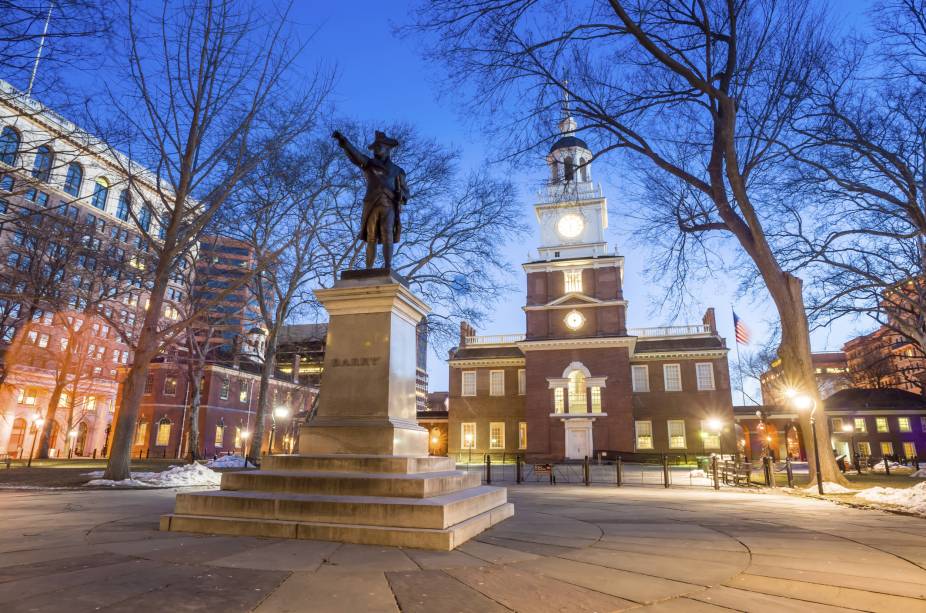 O parque histórico do Independence Hall. A construção ficou marcada como o palco de algumas das decisões mais importantes da história dos Estados Unidos