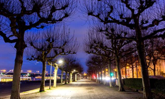 O lindo anoitecer em Rheinpromenade, calçadão de Düsseldorf, na Alemanha O lindo anoitecer em Rheinpromenade, calçadão de Düsseldorf, na Alemanha