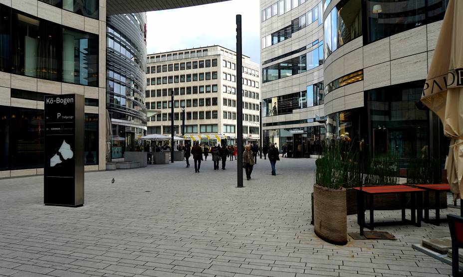 A Königsallee de Düsseldorf, na Alemanha A Königsallee de Düsseldorf, na Alemanha