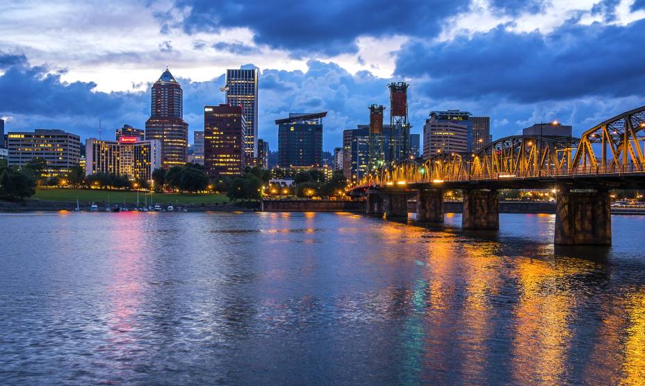 Prédios ao redor do Willamette River em Portland, USA