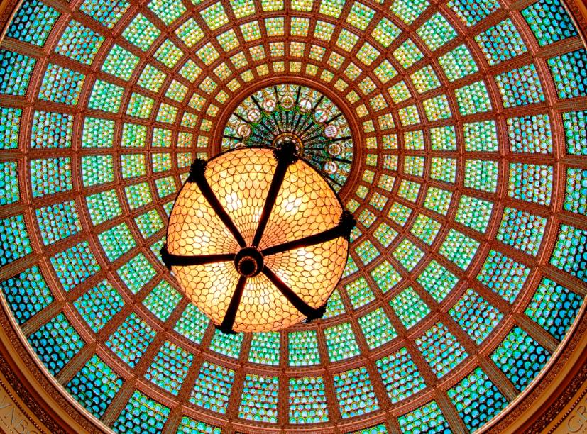 A cúpula Tiffany, do Chicago Cultural Center, é a maior do mundo do gênero, com 30 mil peças de vidro A cúpula Tiffany, do Chicago Cultural Center, é a maior do mundo do gênero, com 30 mil peças de vidro