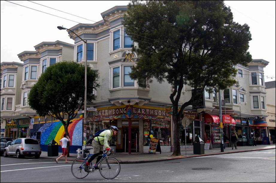 Haight and Ashbury foi sempre o epicentro da contracultura em San Francisco, juntamente com o bairro gay de Castro Haight and Ashbury foi sempre o epicentro da contracultura em San Francisco, juntamente com o bairro gay de Castro
