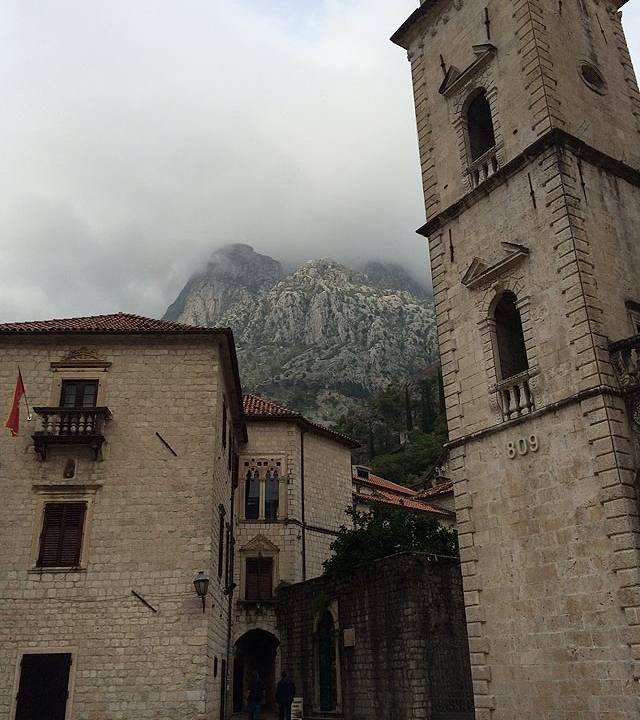 Torre da catedral e a montanha mergulhada nas nuvens