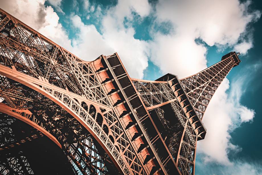 Bem, esse não seria bem um passeio pelo arredores da Torre. Mas é também uma opção para quem quer admirá-la sob outro ângulo. A subida só pode ser feita mediante a compra de ingressos, onde bem embaixo da torre você já vê a fila e as indicações para a bilheteria. Os ingressos podem ser adquiridos por antecedência e ajudam a evitar filas Você escolhe se quer subir de elevador ou encarar 704 degraus. Bem, esse não seria bem um passeio pelo arredores da Torre. Mas é também uma opção para quem quer admirá-la sob outro ângulo. A subida só pode ser feita mediante a compra de ingressos, onde bem embaixo da torre você já vê a fila e as indicações para a bilheteria. Os ingressos podem ser adquiridos por antecedência e ajudam a evitar filas Você escolhe se quer subir de elevador ou encarar 704 degraus.